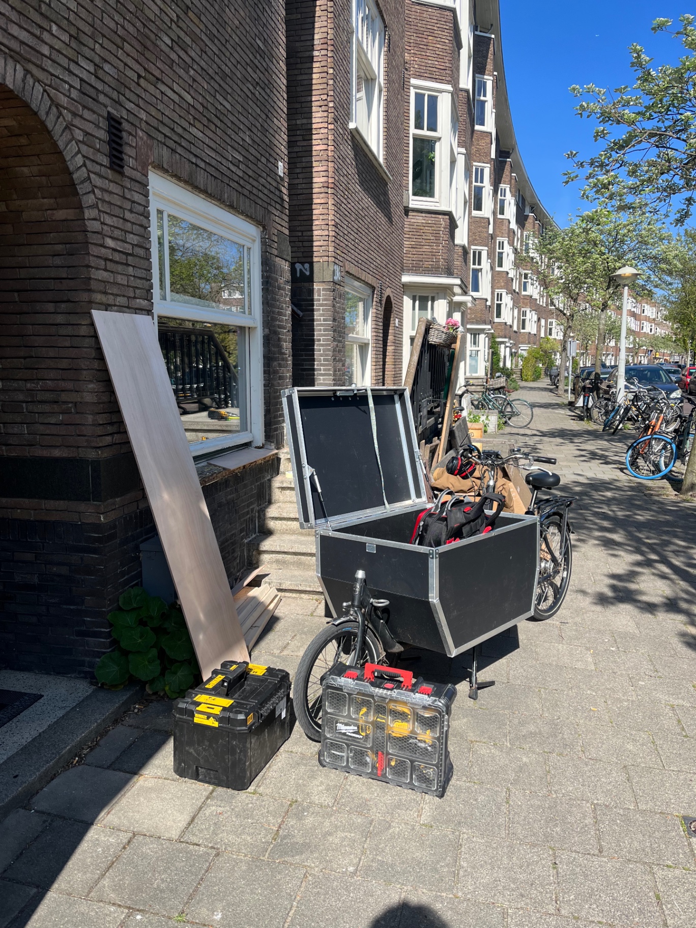 Elektrische bakfiets met gereedschap voor een klus in Amsterdam